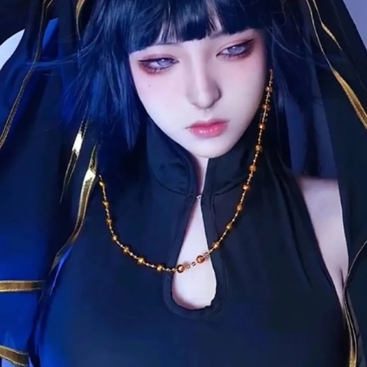 情人節的夜晚，孤單的一位年輕女子，剛成年不久